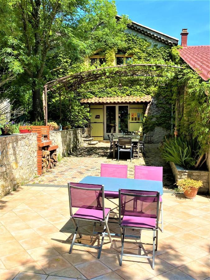 DOMAINE DE LAUDUN Gîte de groupe et chambres d'hôtes Villeneuve-de-Berg Exterior foto